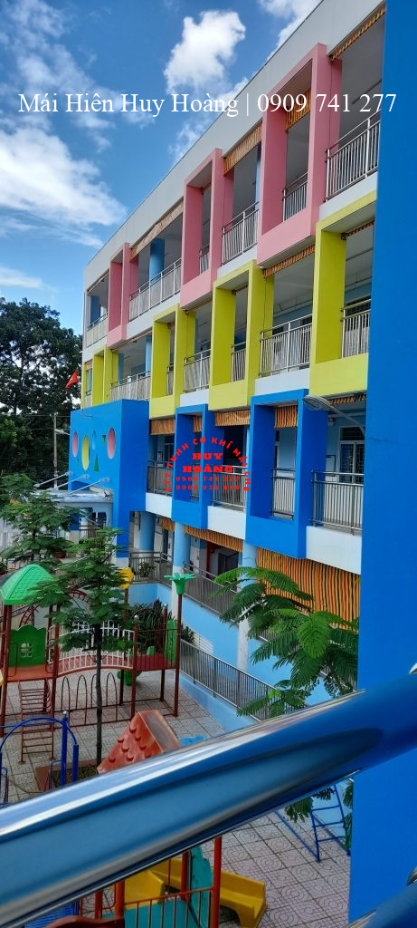 mai-che-huy-hoang-thi-cong-lap-dat-mai-che-truong-mam-non (1)