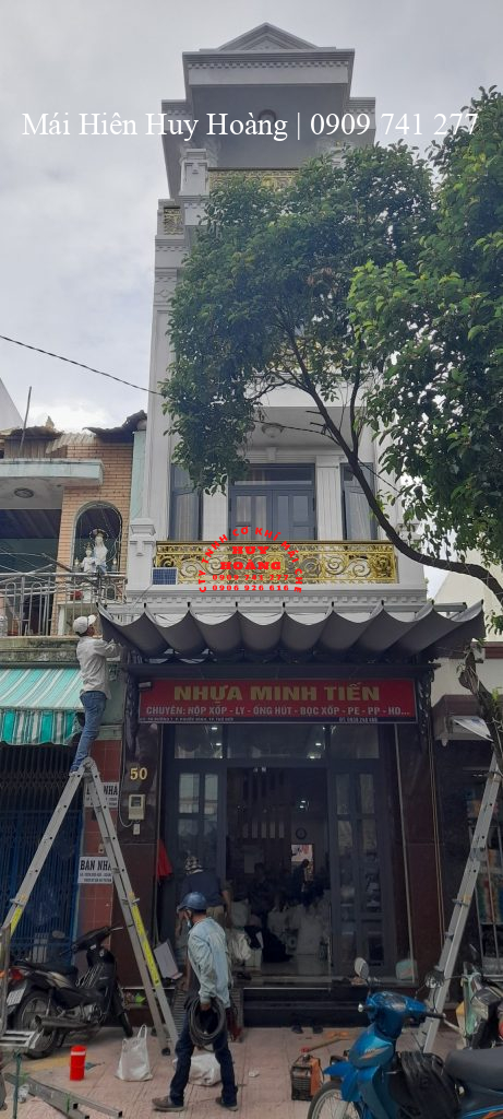 mai-hien-huy-hoang-thi-cong-lap-dat-mai-che-cua-hang-nhua-minh-tien