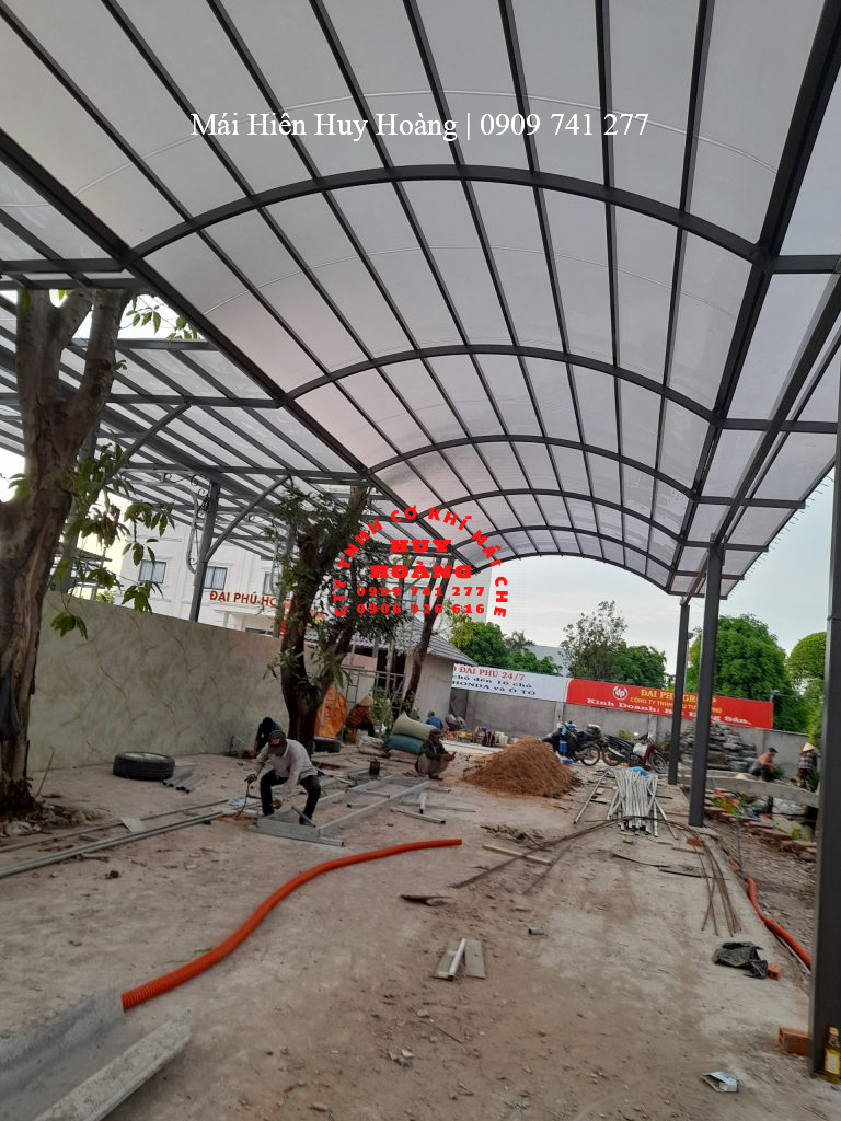 mai-hien-huy-hoang-thi-cong-lap-dat-mai-ton-nha-tien-che (2)