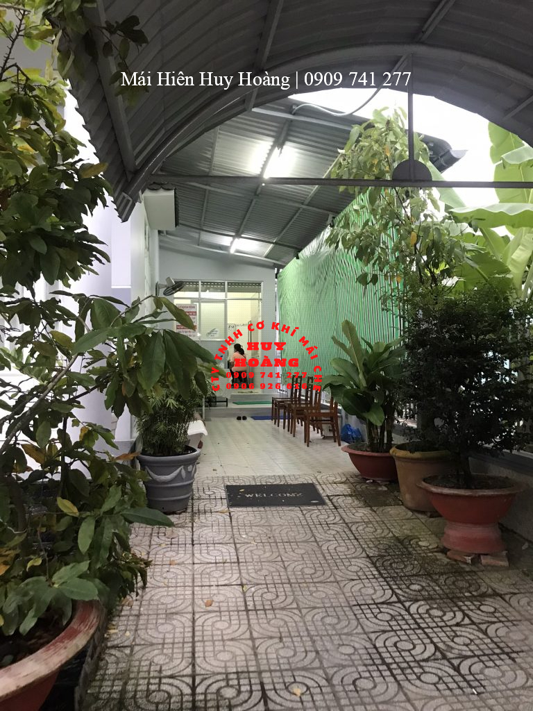 mai-hien-huy-hoang-thi-cong-lap-dat-mai-ton-vom-mat-kinh-vinh-long (2)