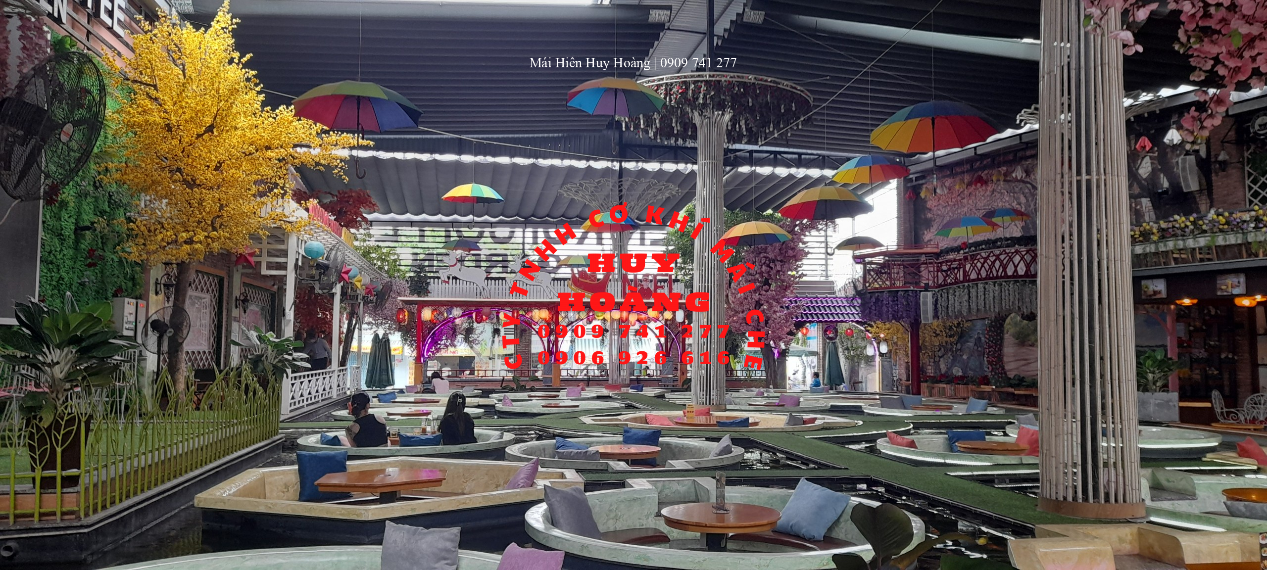 mai-hien-huy-hoang-thi-cong-lap-dat-mai-xep-cho-quan-cafe-ca-koi (4)