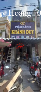 mai-hien-huy-hoang-thi-cong-lap-dat-mai-xep-cho-tiem-banh-kem (1)