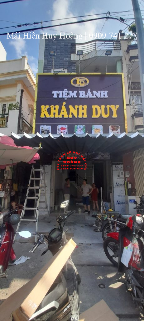 mai-hien-huy-hoang-thi-cong-lap-dat-mai-xep-cho-tiem-banh-kem (1)