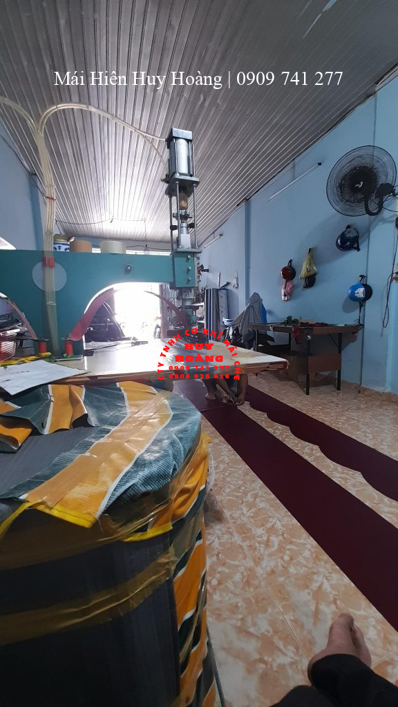 mai-hien-huy-hoang-nhan-thi-cong-may-bat-xep-theo-yeu-cau (1)