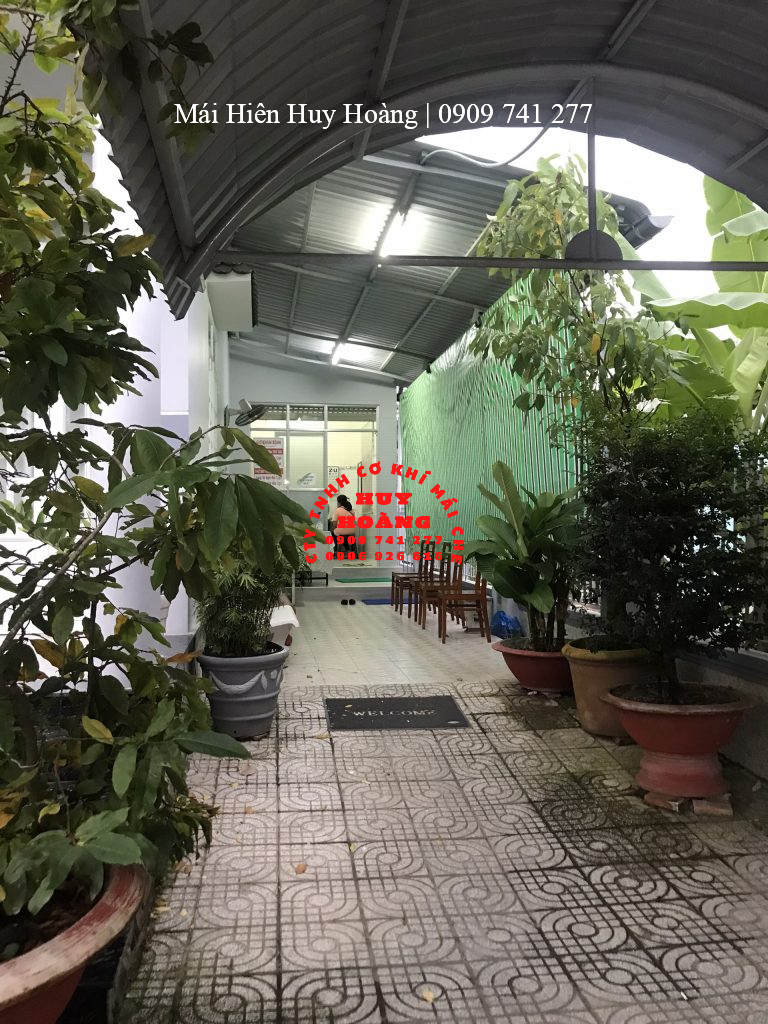 mai-hien-huy-hoang-thi-cong-lap-dat-mai-tu-cuon (3)